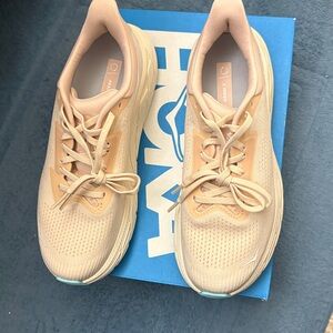 HOKA ARAHI 7 Running shoes  New in thw box